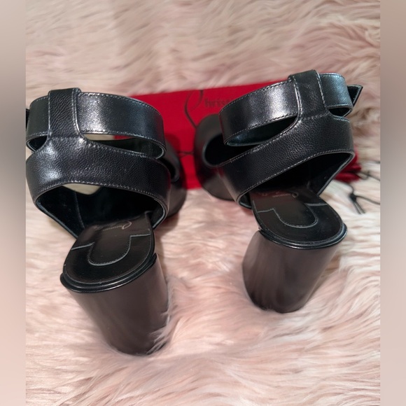 CHRISTIAN LOUBOUTIN
Miss Sab Patent Red Sole Pumps size 37 - Picture 3 of 7